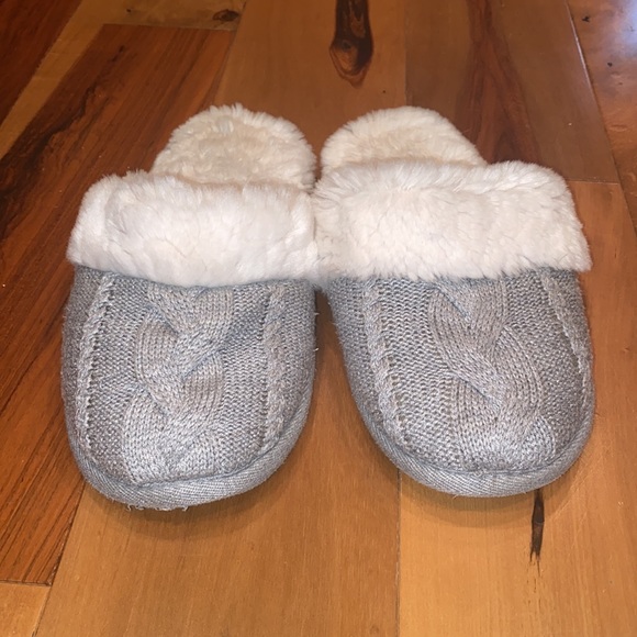 LIKE NEW- VICTORIAS SECRET CLOSED TOE FAUX FUR SWEATER SLIPPERS - SIZE MEDIUM - Picture 2 of 7